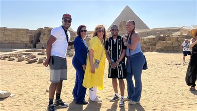 للتعرف على تطويرات أوراسكوم بيراميدز، جولة خاصة لفنانين عالميين في أهرامات الجيزة (صور) 
