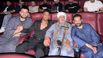 محمد رمضان يحضر عرض “أسد” مع أصحاب تريند الجلباب الصعيدي