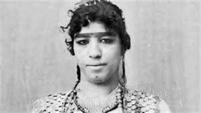 بمبة كشر، قصة راقصة كانت تتنقل بـ