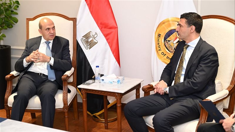 لقاء وزير الصناعة