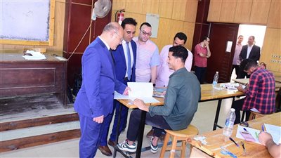 رئيس جامعة سوهاج يتفقد لجان امتحانات كليات التمريض والهندسة والزراعة (صور)