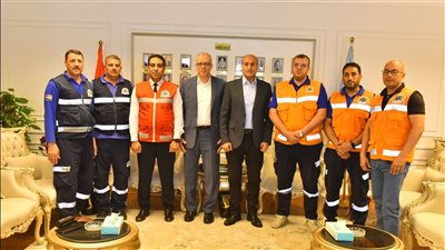 محافظ أسيوط يكرم طاقم إسعاف خاطر بحياته لإنقاذ عامل من بئر صرف صحي