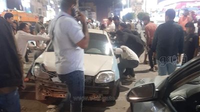 مصابون وسيارات محطمة في حادث تريلا بعد فقد سائقها السيطرة على الفرامل بمطروح