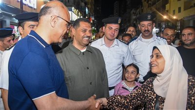 محافظ الإسكندرية يقود حملة مكبرة بشارع الجلاء بحي منتزه أول لإزالة تعديات الباعة