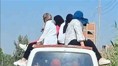 فتيات يجلسن فوق الميكروباص، مقطع فيديو يثير مواقع التواصل وتحرك أمنى عاجل 