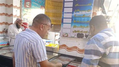 حملات رقابية تضبط 325 كجم مصنعات لحوم ودواجن غير صالحة بمطروح