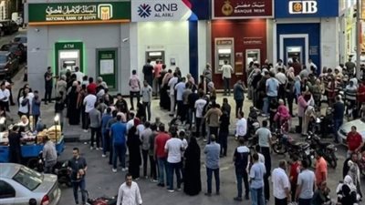 طوابير الـ ATM، غضب مواطنين ووعود بالحل مع حلول الصباح