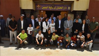 بتوزيع العيديات، محافظ أسيوط يشارك الأيتام فرحة العيد ويكرم العاملين بدور الرعاية