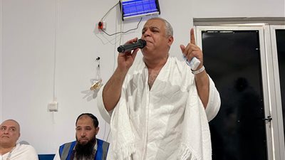 حجاج الجمعيات الأهلية يواصلون أداء المناسك على صعيد عرفات