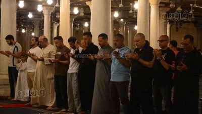 المئات يؤدون صلاة الفجر بمسجد عمرو بن العاص ويستعدون لأداء صلاة العيد (صور)