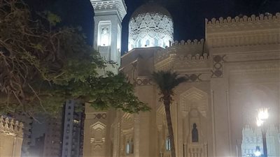 مسجد المرسي أبو العباس بالإسكندرية يتزين لاستقبال المصلين في عيد الأضحى (صور)