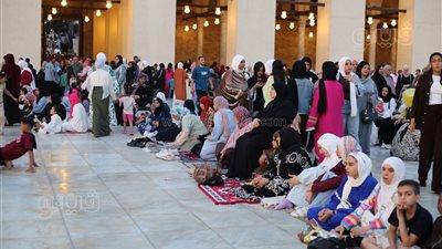 توافد المئات إلى مسجد الظاهر بيبرس لأداء صلاة العيد والسيدات يفترشن صحن المسجد وسط الرجال (فيديو)