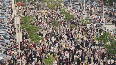ساحة مسجد الصديق بشيراتون تكتظ بالمصلين استعدادا لصلاة العيد والتزام السيدات بالأماكن المخصصة لهن (فيديو وصور)