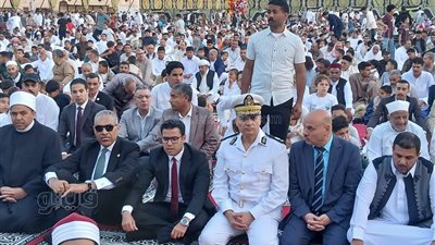 نائب محافظ مطروح ومدير الأمن يشاركان الأهالي صلاة عيد الأضحى بالساحة الشعبية (صور)