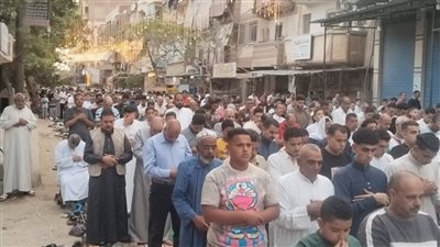 المئات يؤدون صلاة عيد الأضحى المبارك بساحات الإسكندرية (صور)