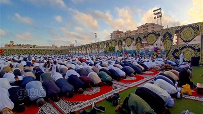 المئات من أهالي وزوار مرسى مطروح يؤدون صلاة عيد الأضحى (صور)
