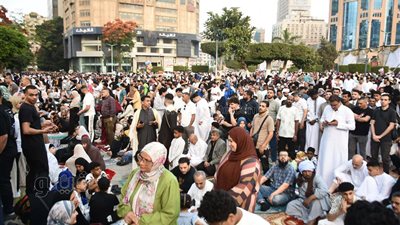 مفيش فايدة! اختلاط السيدات بالرجال في صلاة العيد بمصطفى محمود وإحداهن تلتقط سيلفي أثناء الصلاة (فيديو)