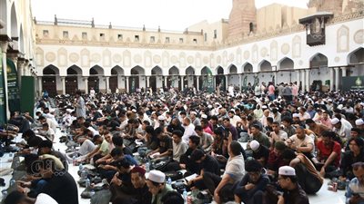 آلاف الصائمين يستعدون لتناول إفطار يوم عرفة بالجامع الأزهر (صور)