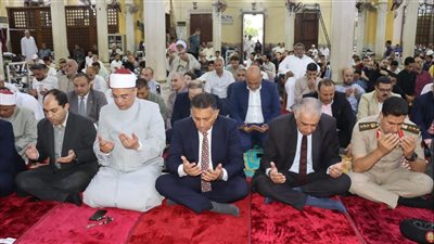 محافظ القليوبية يؤدي صلاة عيد الأضحى المبارك بمسجد ناصر ببنها وسط حشود المواطنين