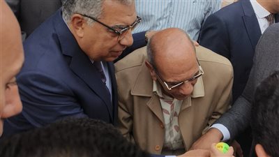 محافظ الدقهلية يوزع الهدايا على الأطفال بعد صلاة عيد الأضحى (صور)