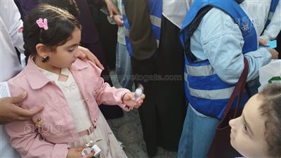 توزيع الحلوى والألعاب على الأطفال عقب صلاة عيد الأضحى بمطروح (صور)
