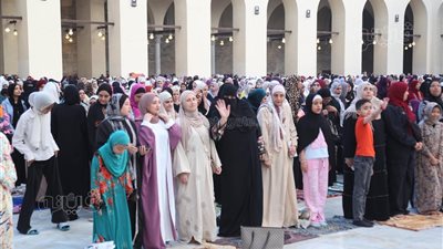الآلاف يؤدون صلاة عيد الأضحى بمسجد الظاهر بيبرس وساتر يفصل الرجال عن النساء (صور)