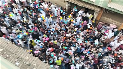 الفرحة بتنط من عيونهم، أطفال الإسماعيلية ينتظرون شلالات البالونات بعد انتهاء صلاة عيد الأضحى (فيديو وصور)