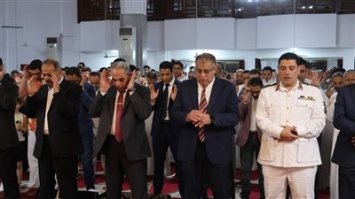 محافظ الإسماعيلية يؤدي شعائر صلاة عيد الأضحى المبارك بمجمع الشهداء الإسلامي