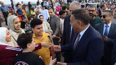 محافظ القليوبية يشارك المواطنين فرحتهم ويوزع الورد والهدايا على كورنيش النيل ببنها
