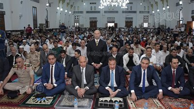 محافظ بورسعيد يؤدي صلاة عيد الأضحى بالمسجد العباسي (صور)