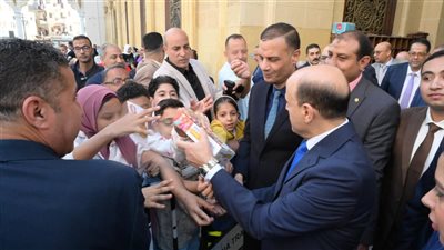 محافظ الغربية يشارك الأهالي فرحة عيد الأضحى ويقدم للأطفال هدايا الرئيس