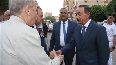  بعد صلاة عيد الأضحى بمسجد الشرطة، محافظ سوهاج يهنئ المواطنين