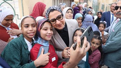 محافظ الوادى الجديد تؤدي صلاة عيد الأضحى المبارك بالمجمع الإسلامي الكبير بالخارجة