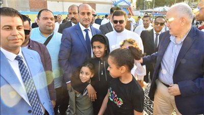 محافظ أسيوط يتبادل التهاني والصور التذكارية مع الأطفال عقب صلاة عيد الأضحى (فيديو وصور) 