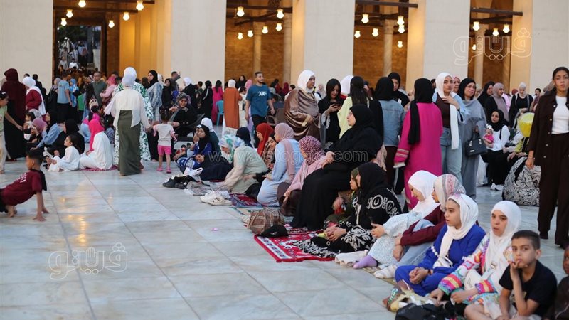 توافد المئات على