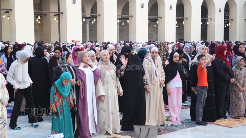 الآلاف يؤدون صلاة