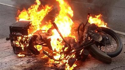 إصابة شابين بحروق في حادث تصادم موتوسيكل وتوكتوك واشتعال النيران بهما بالأقصر