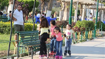 الباتيناج وكرة القدم يتصدران مشهد احتفالات الأطفال بالعيد في الحديقة الدولية (صور)