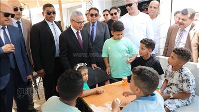 أهداهم شيكولاتة، محافظ بني سويف يشارك الأطفال فرحتهم بعيد الأضحى