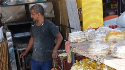 أثناء جولته الميدانية، محافظ أسوان يضبط سيارة تهرب أنابيب البوتاجاز المنزلي للمخابز (صور)