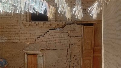 بدء إزالة العقار المنهار جزئيا بمدينة الشهداء في المنوفية