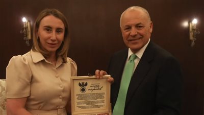 أبو ريدة يتبادل الدروع التذكارية مع رئيسة بعثة منتخب روسيا (صور)