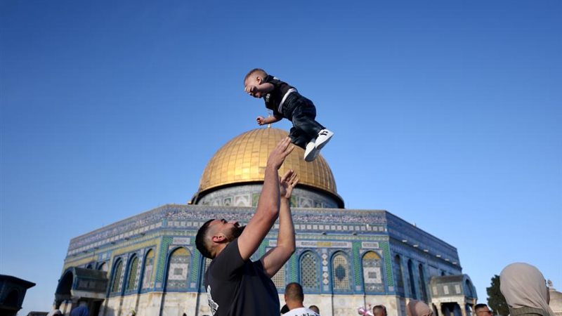 فلسطينيون يحتفلون