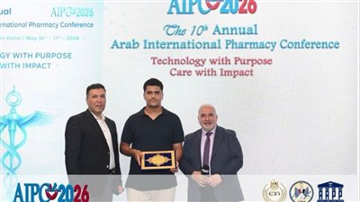 جامعة القاهرة تكرم طالبا بالصيدلة الإكلينيكية لتميزه في سلسلة 