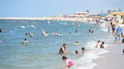 شواطئ بورسعيد تواصل استقبال الزائرين في رابع أيام عيد الأضحى (صور) 