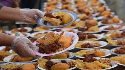تفسير حلم توزيع الطعام في المنام وعلاقته بسماع أخبار سعيدة قريبا