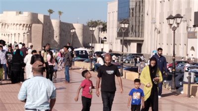 إقبال كبير من المواطنين على قلعة قايتباي بالإسكندرية في رابع أيام عيد الأضحى