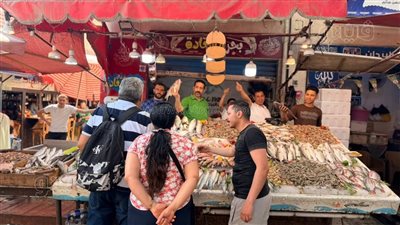 على أنغام السمسمية، إقبال المصطافين على سوق السمك الحضاري ببورسعيد (صور) 