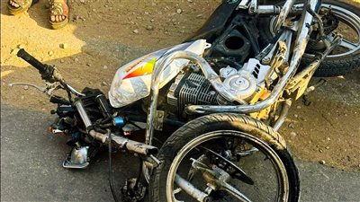 إصابة 3 أشخاص إثر انقلاب موتوسيكل بسبب السرعة الجنونية بطريق 