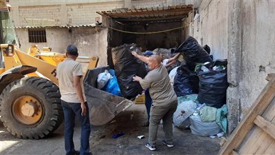 استجابة لشكاوى المواطنين، حي شرق الاسكندرية يضبط مخزنا لتجميع مخلفات العظم والفرز